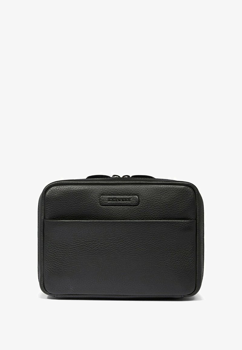 Zwarte leren tas met ritssluiting, voorzien van een voorvak en een gladde textuur, rechthoekige vorm en subtiel merkdetail.