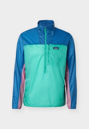 Herres letvægts Patagonia vindjakke med blå overdel, blågrøn bryst, pink underarme, halvlukket lynlås foran og brystlomme foran.