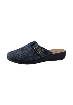 Zoccoli in tessuto blue scuro trapuntato con cinturino in faux pelle e dettaglio fibbia, caratterizzati da una superficie testurizzata e una suola nera bassa.