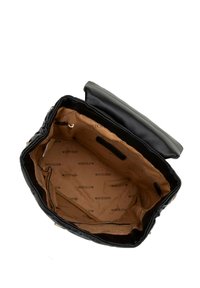 Schwarze Handtasche mit weichem Lederbezug, gesteppter Optik und geräumigem beigem Innenraum mit Reißverschluss- und Einschubtaschen.