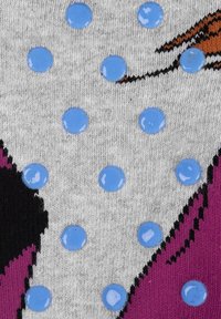 Tessuto a maglia con una base grigia chiara, caratterizzato da pois blu lucidi e un motivo astratto viola e nero, creando un effetto visivo testurizzato.