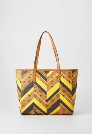 Borsa a tracolla in pelle marrone con motivo a zigzag giallo e nero, piccole borchie metalliche e due lunghe cinghie.