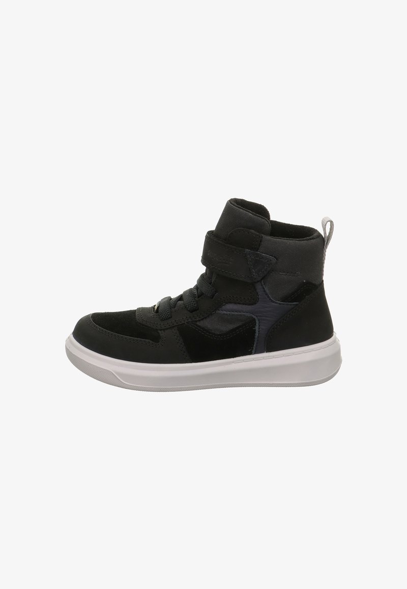 Schwarze High-Top-Sneaker aus einer Kombination von Materialien, darunter Wildleder und Synthetik, mit einer weißen Sohle und doppelten Klettverschlussriemen.