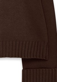 Rjav pleten pulover z rebrastimi manšetami in robom, mehkega pritiska in nekoliko ohlapnega kroja. Tkanina deluje toplo in udobno.