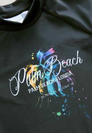 Maglietta da nuoto nera con design di schizzi colorati e testo "Palm Beach, Florida" in bianco. Tessuto liscio e vestibilità sportiva.