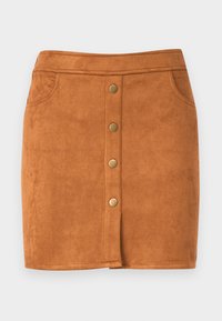 Mini-jupe en daim marron avec une coupe droite, dotée d'une fermeture à boutons sur le devant, de deux poches latérales et de détails de couture subtils.