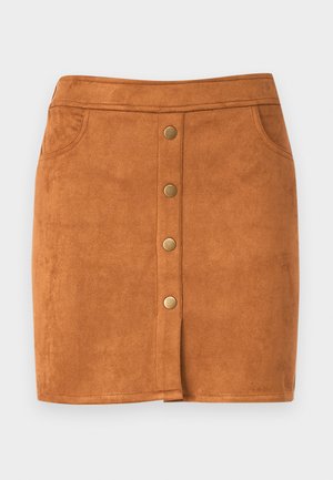 Bruine leren mini-jurk met een rechte snit, voorzien van een voorknoopsluiting, twee zijzakken en subtiele stikdetails.