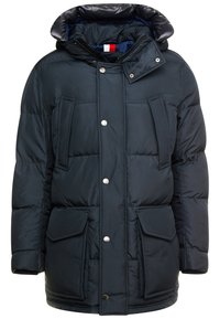 Tmavě modrá prošívaná bunda s kapucí, zapínáním na zip, druky a dvěma předními kapsami. Má prošívaný vzor a hladkou texturu látky.