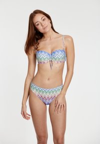 Pestrofarebný bikini set so vzorom v tvare zigu-zagu. Vrchný diel má kostice, nastaviteľné ramienka a detail so zaväzovaním vpredu. Spodný diel má strih s miernym zvýšením.