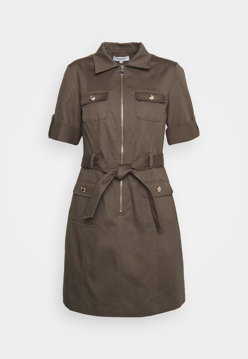 Robe chemise marron à manches courtes avec fermeture éclair à l'avant, deux poches poitrine et une ceinture à la taille. Tissu doux avec une texture lisse.