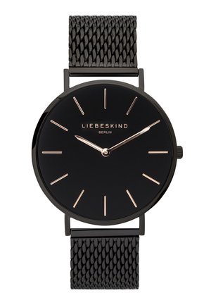 Montre noire ronde avec un bracelet en maille noire élégante. Présente des marqueurs et aiguilles dorés, avec "LIEBESKIND BERLIN" gravé sur le cadran.