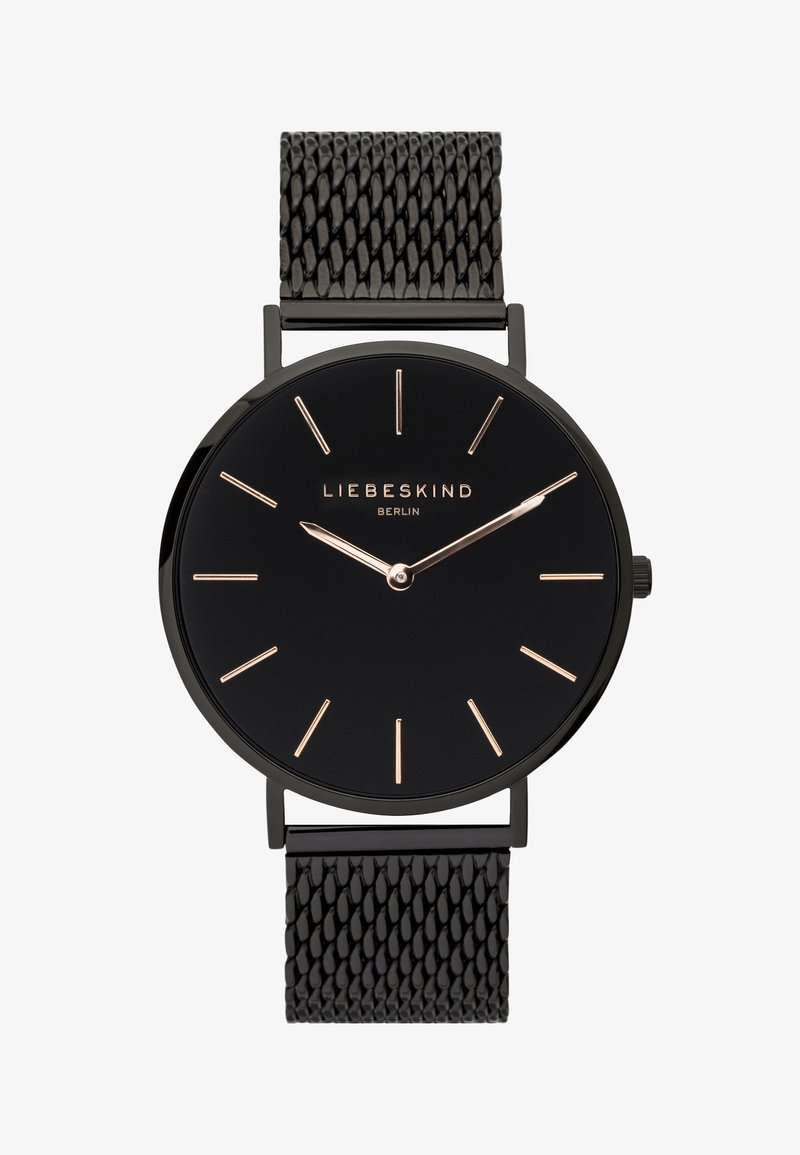 Ronde zwarte horloge met een slanke zwarte meshband. Heeft gouden uurmarkeringen en wijzers, met "LIEBESKIND BERLIN" gegraveerd op de wijzerplaat.