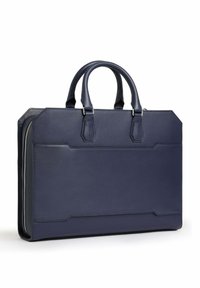 Bolso de cuero azul marino con un diseño estructurado, dos asas superiores y un acabado suave. Presenta un cierre de cremallera y acentos angulares.