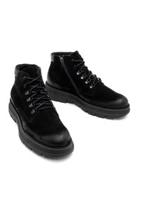 Czarne zamszowe botki za kostkę o fakturowym wykończeniu, okrągłym nosku, czarnych sznurówkach i zamku błyskawicznym z boku; posiadają grube gumowe podeszwy z wzorem zapewniającym przyczepność.