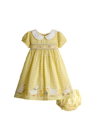 Gul og hvid ternet babydragt med hvid Peter Pan-krave, ande-broderi langs kanten og matchende bukser.