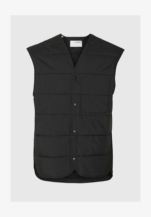 Černá prošívaná vesta bez rukávů se zapínáním na patentky vpředu a jednou náprsní kapsou na levé straně.