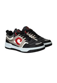 Zwarte en grijze sportieve schoenen met rode en witte accenten, voorzien van een mesh-paneel, dikke zool en vetersluiting. Textuurmaterialen zijn gebruikt.