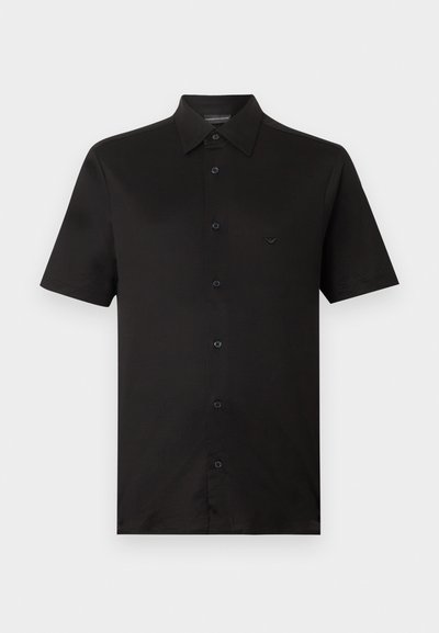 Μαύρο πουκάμισο με κοντά μανίκια, κουμπιά, με μυτερό γιακά και μικρό κεντημένο λογότυπο στο αριστερό στέρνο.