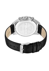 Nerezová oceľová hodinka so strieborným gravírovaným zadkom, s čiernym koženým remienkom a kovovou prackou, označenou "POLICE."