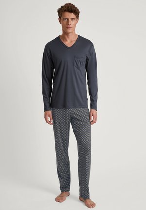 Herren-Pyjama-Set mit einem dunkelgrauen Langarm-V-Ausschnitt-Oberteil mit Tasche und gemusterten Hosen in Blau, Gelb und Grün. Aus Baumwollmischung.