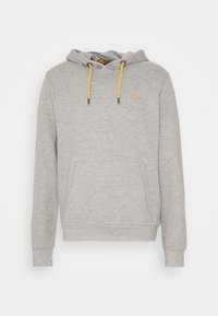 Sudadera con capucha gris hecha de material suave, con un bolsillo canguro, cordones amarillos y un pequeño logo en el pecho. Diseño de ajuste estándar.