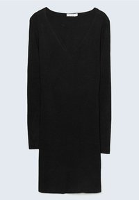 Schwarzes Strickkleid mit langen Ärmeln, tiefem V-Ausschnitt und figurbetontem Schnitt. Das gerippte Muster betont das Design.