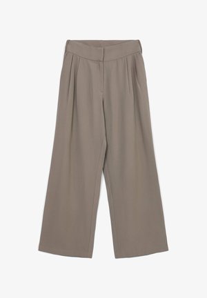 Pantaloni a gamba larga di un colore taupe chiaro, realizzati in un tessuto morbido. Caratterizzati da pieghe frontali e una vita elasticizzata. Senza tasche.