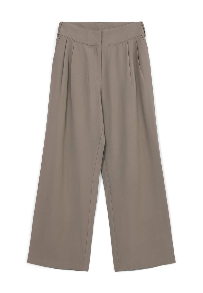 Pantalons larges de couleur taupe clair, fabriqués à partir d'un tissu doux. Présentent des plis à l'avant et une taille élastique. Pas de poches.