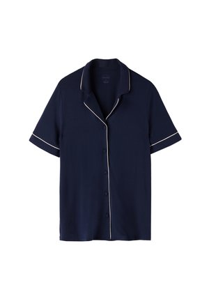 Camisa de manga corta en color marino con cuello, que presenta un cierre frontal con botones y un ribete blanco en contraste a lo largo del cuello y las mangas.