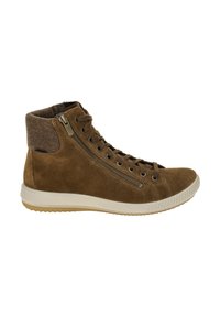Sneaker alta in suede marrone con lacci frontali, zip laterale e un colletto in feltro marrone a contrasto. Suola in gomma bianca con motivo testurizzato.