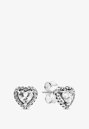 Boucles d'oreilles en argent en forme de cœur, dotées d'une pierre gemme centrale claire entourée de petites accents clairs. Texture lisse, finition polie.