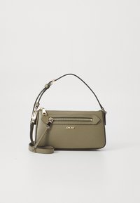 Oliven grønn DKNY håndveske med teksturert finish, en frontlomme med glidelås, gullfarget hardware og avtakbar skulderrem.
