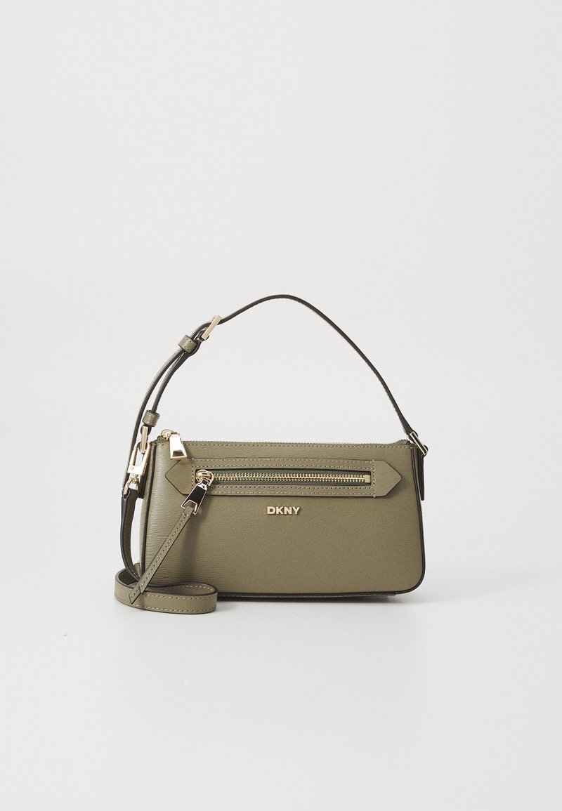 Oliven grønn DKNY håndveske med teksturert finish, en frontlomme med glidelås, gullfarget hardware og avtakbar skulderrem.