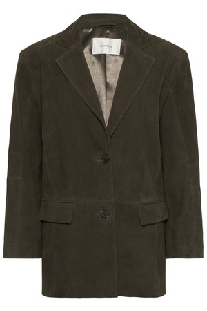 Αμπιγέ σακάκι από σουέντ ελιάς με κανονικούς γιακάδες, κλείσιμο με ένα κουμπί, δύο μπροστινές τσέπες και σατέν επένδυση. Μινιμαλιστικός σχεδιασμός και δομημένο σχήμα.