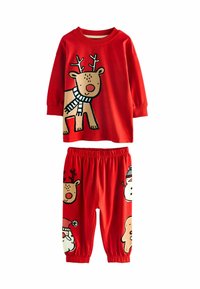 Rød bomulds pyjamas sæt med et rensdyr iført et tørklæde på toppen og festlige figurer som julemanden og en snemands på bukserne.