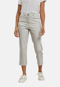 Pantalones recortados en gris claro con un diseño de pierna recta, confeccionados en un material suave, que cuentan con bolsillos frontales y un cierre de botón en la cintura.