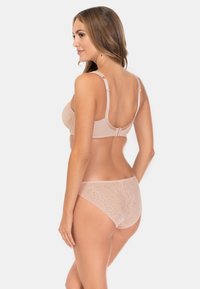 Różowy stanik z koronkowym wykończeniem i dopasowanym kompletem majtek, prezentujący kwiatowy wzór, regulowane ramiączka oraz zapięcie na haftkę z tyłu.