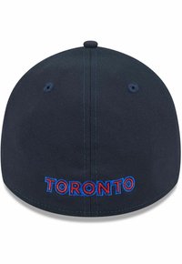 Marineblaue Kappe mit roter gestickter "TORONTO"-Aufschrift auf der Rückseite. Hergestellt aus strukturiertem Stoff, mit Belüftungslöchern und runder Form.