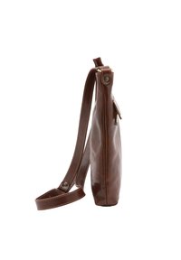 Borsa a spalla in pelle marrone con profilo slim, tracolla regolabile, chiusura con cerniera e dettagli di cucitura discreti lungo i bordi.