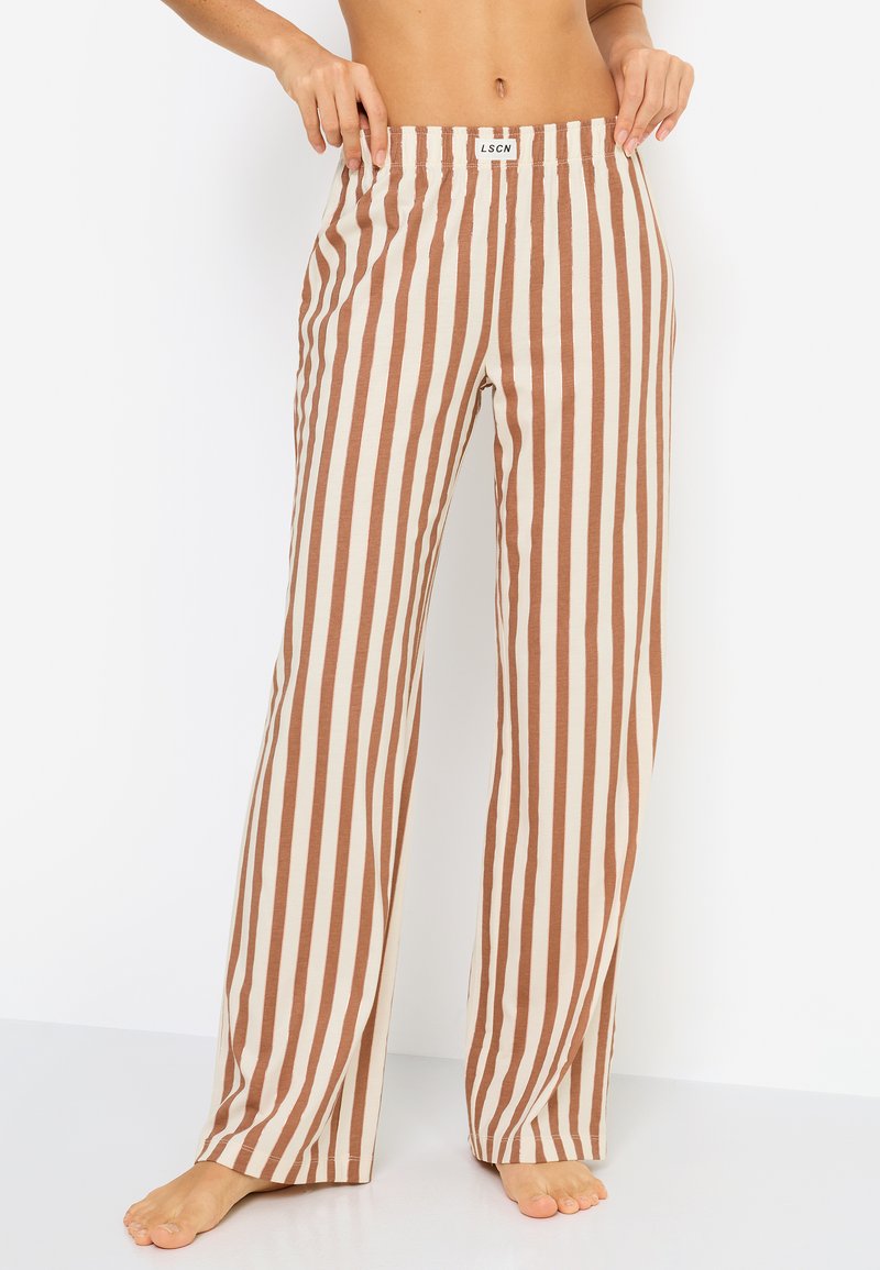 Βαμβακερό παντελόνι σαλόνι με κάθετες καφέ και κρεμ ρίγες, με ελαστική μέση και άνετη, φαρδιά γραμμή ποδιού.