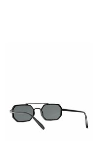 Occhiali da sole neri a forma ottagonale con lenti scure, sottile montatura in metallo nero e braccia dritte. Dettagli minimi, design moderno.