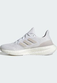 Witte sportschoen met een bovenwerk van mesh, drie horizontale tonale strepen en een textuur midsole. Voorzien van een gevoerde zool voor comfort.