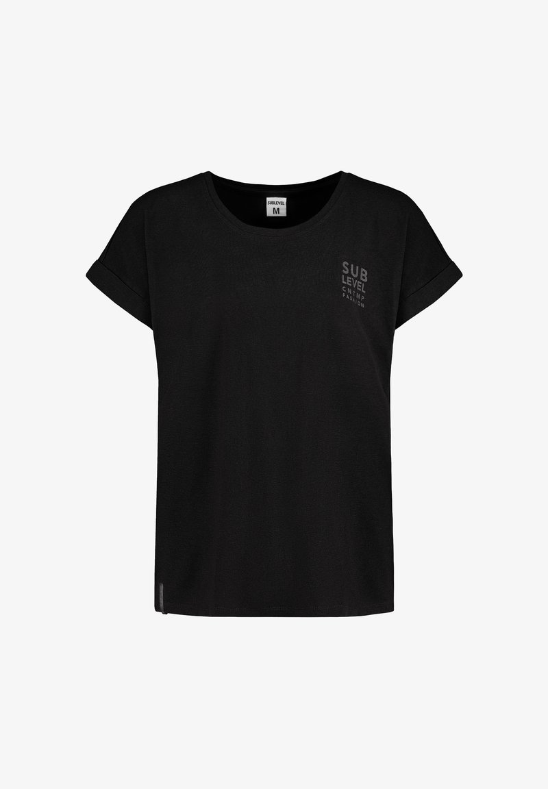 Schwarzes T-Shirt mit kurzen Ärmeln und lockerer Passform, mit einem kleinen grauen Logo-Text auf der linken Brust. Weicher Stoff mit glatter Textur.