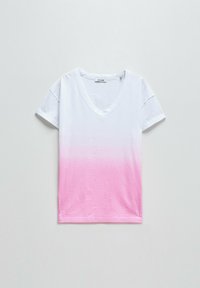 Camiseta de cuello en V en degradado ombre de blanco a rosa; mangas cortas; hecha de una tela suave con textura lisa; etiquetada en el interior del escote.