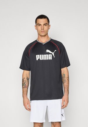 Sort Puma trænings T-shirt med røde detaljer, korte ærmer og V-hals; har et fremtrædende hvidt logo på forsiden.