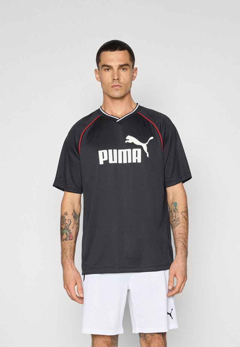 T-shirt de sport Puma noir avec des accents rouges, à manches courtes et col en V ; présente un logo blanc prominent à l'avant.