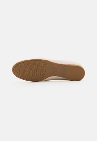MICHAEL Michael Kors REGAN FLEX LOAFER - Chaussons - light cream