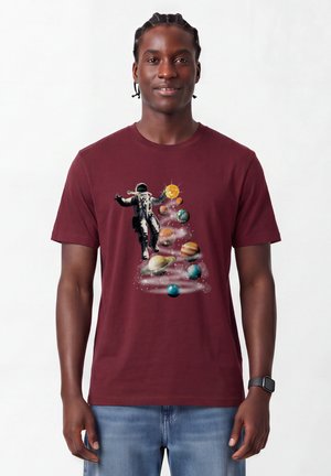 watapparel, WELTRAUMREISE UNISEX - Print T-shirt - burgundy