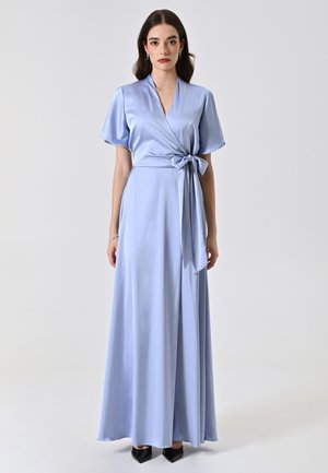 Himmelblaues Satin-Wickelkleid mit kurzen Ärmeln, einem V-Ausschnitt und einem Bindeband in der Taille. Bodenlang mit glatter Oberfläche und minimalistischem Design.