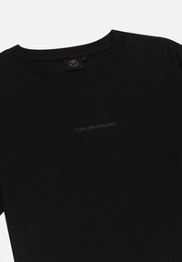 Zwarte t-shirt van katoen, met een ronde hals, korte mouwen en een subtiele "TOMORROWLAND" print in een donkere tint.